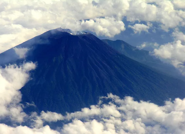 Indonesia's Merapi volcano in densely populated central Java erupted early Saturday for the third time in a week. - Sputnik International