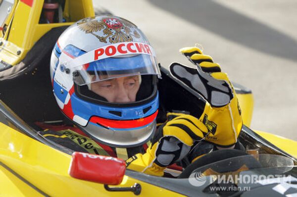 Vladimir Putin drives Formula-1 race car Vladimir Putin drives Formula-1 race car - Sputnik International