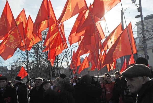Communist Rally Edges Out Putin Supporters    - Sputnik International