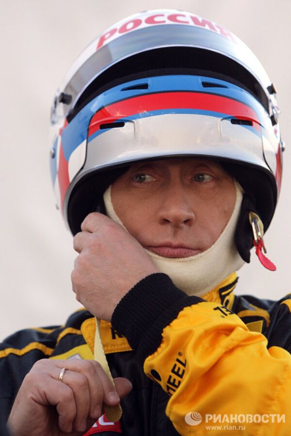 Russia's Putin drives Formula 1 car at 150 miles per hour  - Sputnik International