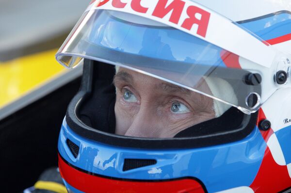 Russia's Putin drives Formula 1 car at 150 miles per hour  - Sputnik International