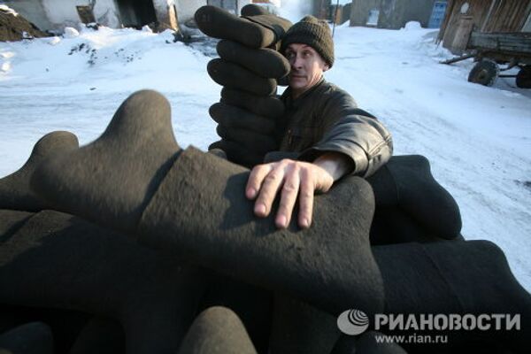 How Russian valenki felt boots are made - Sputnik International