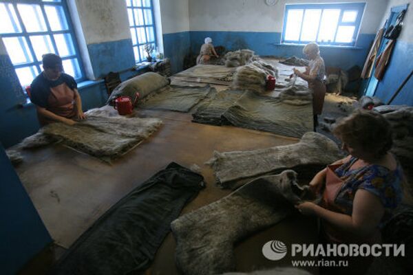 How Russian valenki felt boots are made - Sputnik International