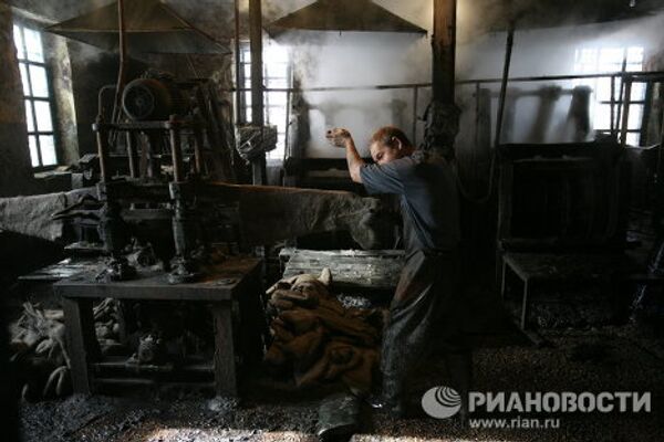 How Russian valenki felt boots are made - Sputnik International