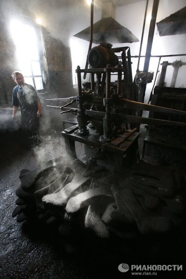 How Russian valenki felt boots are made - Sputnik International