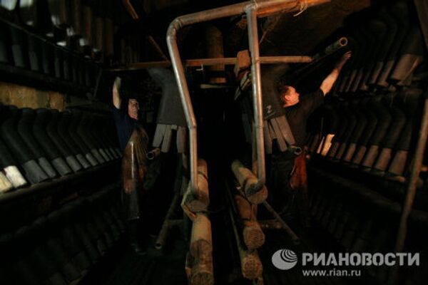 How Russian valenki felt boots are made - Sputnik International