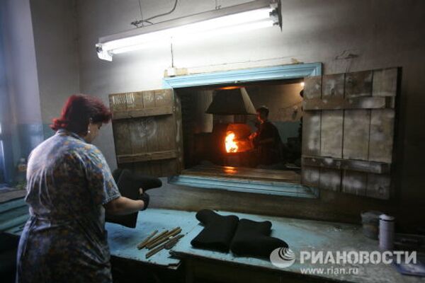 How Russian valenki felt boots are made - Sputnik International