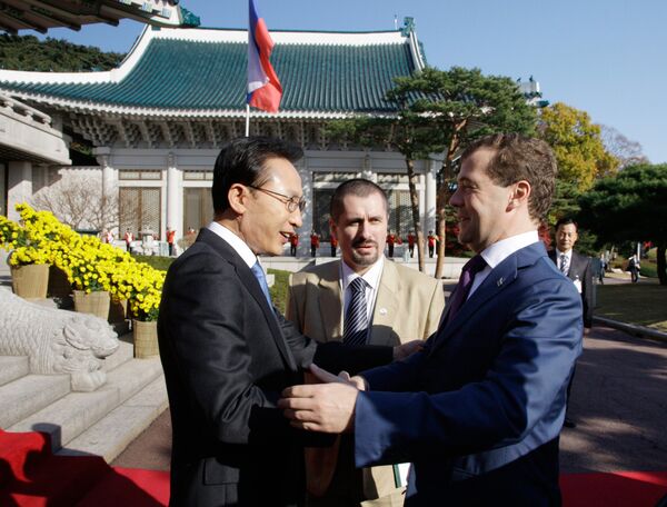 Dmitry Medvedev arrives in Seoul on official visit - Sputnik International