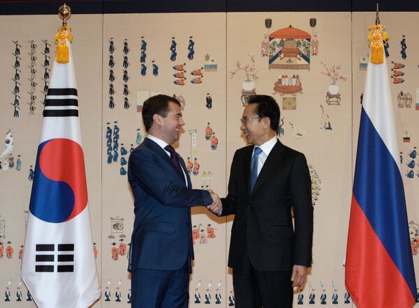 Dmitry Medvedev and Lee Myung-bak  - Sputnik International
