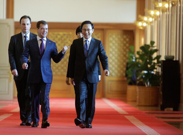 Dmitry Medvedev and Lee Myung-bak  - Sputnik International