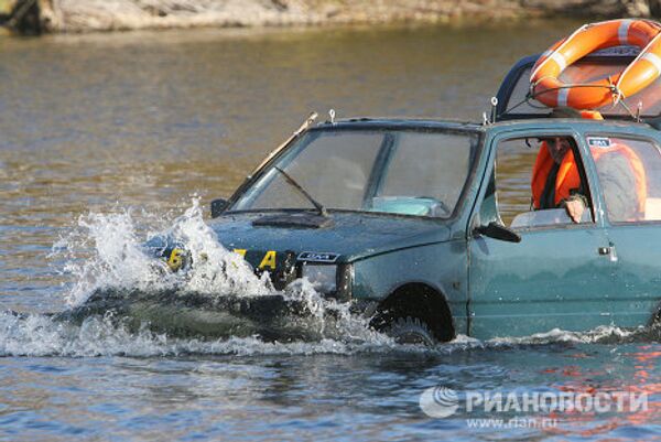 Russian Oka car turned into motor boat - Sputnik International