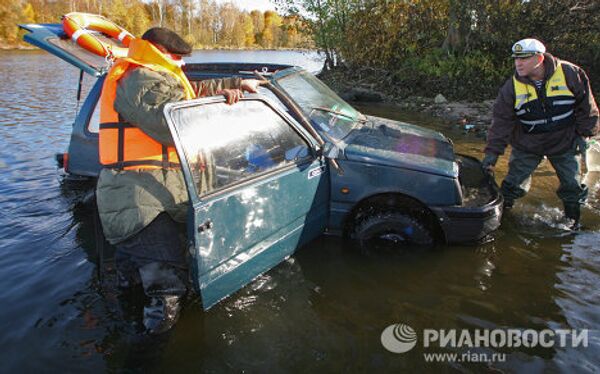 Russian Oka car turned into motor boat - Sputnik International