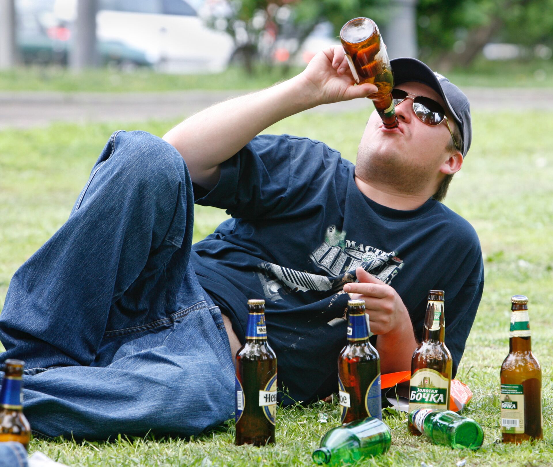 Картинка пьющий человек. Алкаш с пивом. Человек с пивом. Пьющий алкоголь человек. Человек пьет пиво.