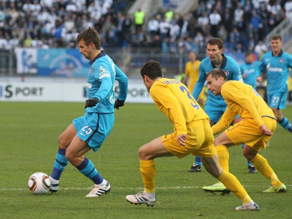 Zenit St. Petersburg clinched a Russian Premier League title with two games to spare by thrashing Rostov 5-0 in front of their jubilant fans in St. Petersburg on Sunday. - Sputnik International