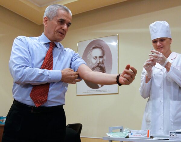 Gennady Onishchenko gets vaccinated - Sputnik International