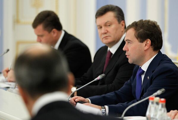 Viktor Yanukovych  with Russian President Dmitry Medvedev - Sputnik International
