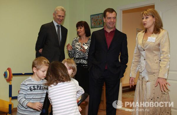 Dmitry Medvedev visits a gym and a kindergarten - Sputnik International