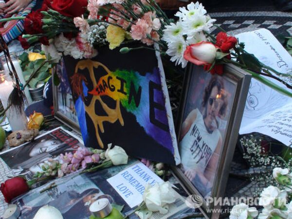 Fans flock to Strawberry Fields 30 years after Lennon’s death - Sputnik International