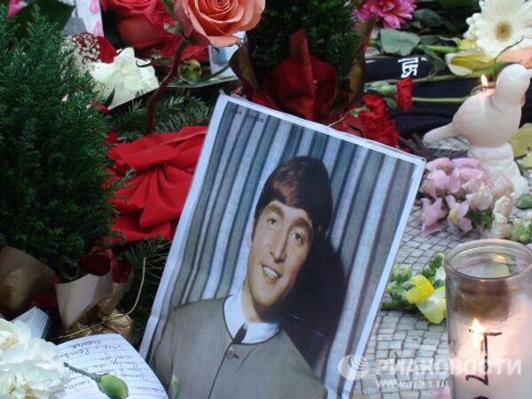 Fans flock to Strawberry Fields 30 years after Lennon’s death - Sputnik International