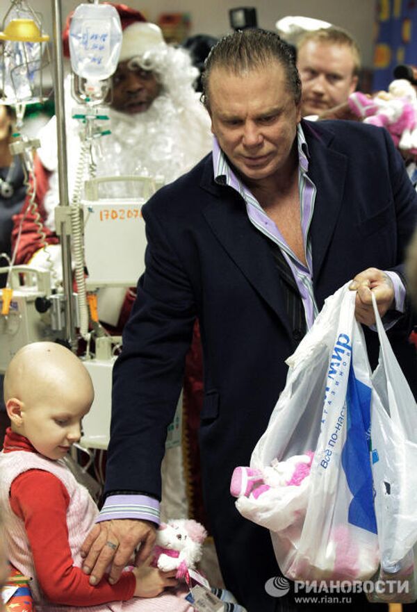 Mickey Rourke and Alain Delon meet with young cancer patients - Sputnik International