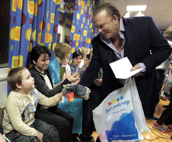 Mickey Rourke and Alain Delon meet with young cancer patients - Sputnik International