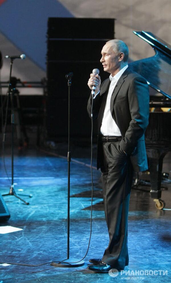 Vladimir Putin plays piano, sings in English at charity event - Sputnik International