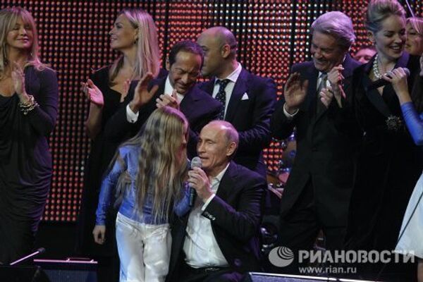 Vladimir Putin plays piano, sings in English at charity event - Sputnik International