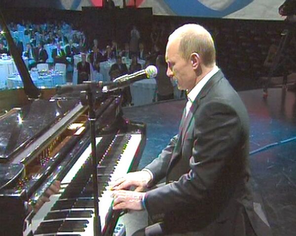 Putin plays piano, sings in English at charity event - Sputnik International