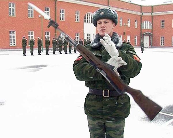 Guard-of-honor soldiers twirl rifles with bayonets - Sputnik International