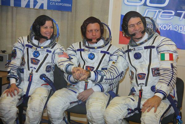 Catherine Coleman, Dmitry Kondratyev and Paolo Nespoli - Sputnik International