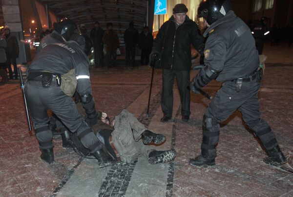  Belarusian riot police actions against Russian journalists unjustified - Russian embassy  - Sputnik International