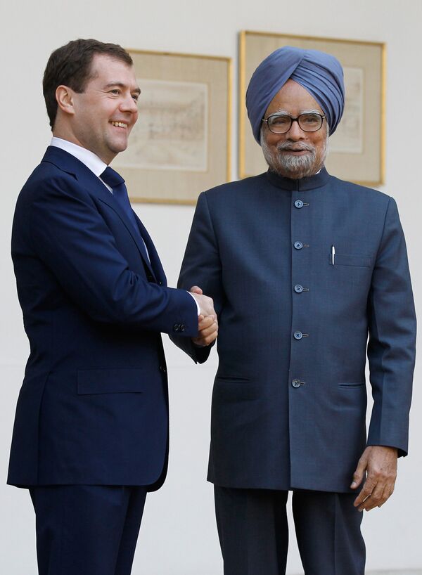 Dmitry Medvedev and Manmohan Singh - Sputnik International