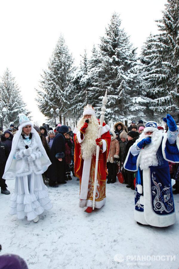 Kysh Babai meets Father Frost - Sputnik International