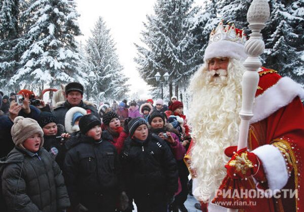 Kysh Babai meets Father Frost - Sputnik International