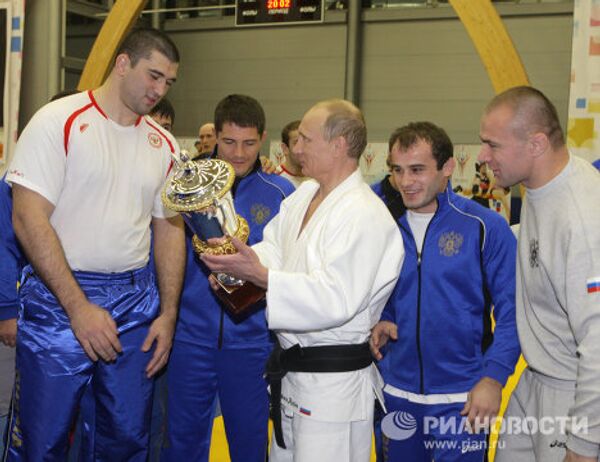 Vladimir Putin takes part in Russian wrestling practice  - Sputnik International