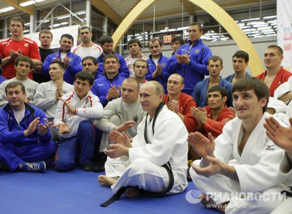 Vladimir Putin takes part in Russian wrestling practice  - Sputnik International