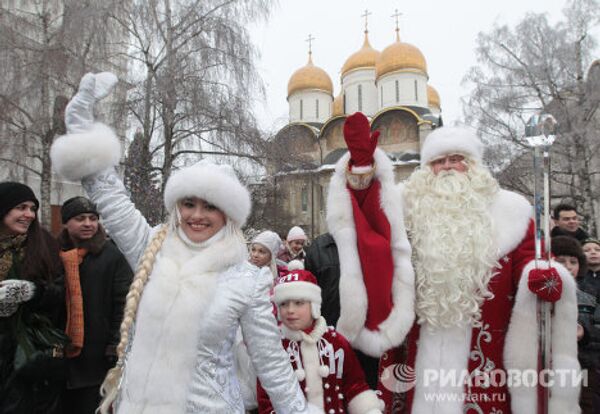 Father Frost arrives at the Kremlin’s Sobornaya Square - Sputnik International