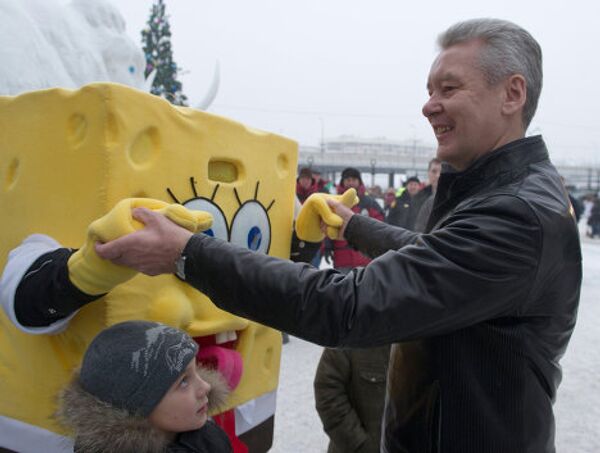 Moscow mayor on tour: dancing with SpongeBob and New Year party with Father Frost - Sputnik International