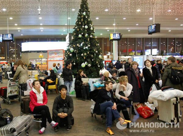 Passengers wait for flights at Sheremetyevo airport - Sputnik International