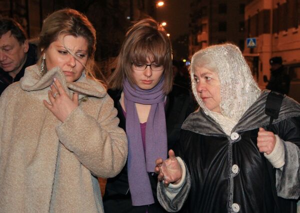 Mikhail Khodorkovsky's wife Inna, daughter Nastya and mother Marina seen outside the Khamovnichesky Court after the sentence disclosure - Sputnik International