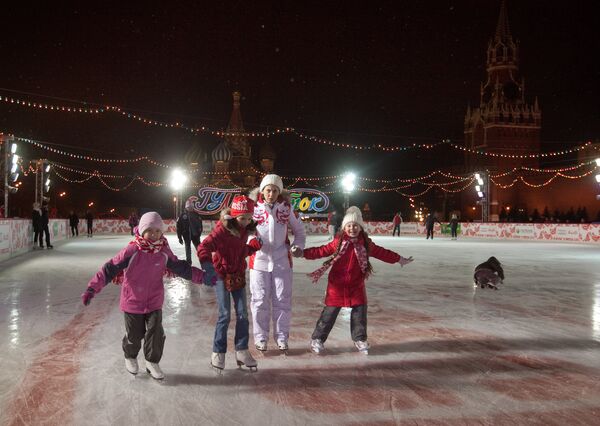 Muscovites to be treated with free skating, skiing, sledding during New Year holidays - Sputnik International
