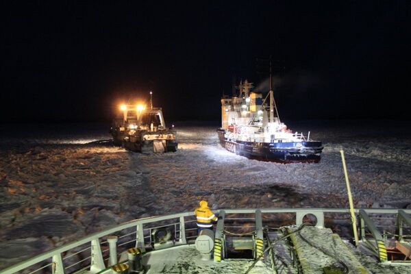 Russian icebreaker clears path to release trapped ships in Okhotsk sea - Sputnik International
