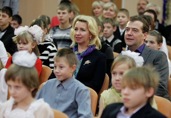 Medvedev and his wife Svetlana visited the orphanage on Friday. - Sputnik International