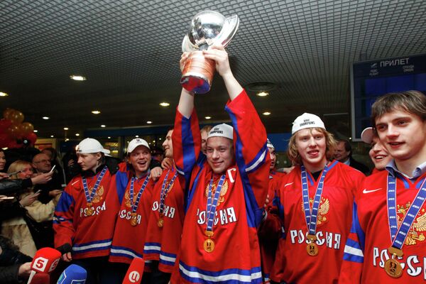 Russia's U20 ice hockey world champions return home - Sputnik International