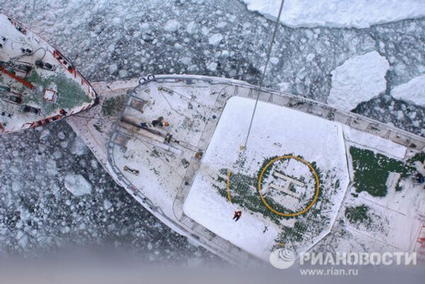Icebreakers rescue ships trapped in the Sea of Okhotsk - Sputnik International