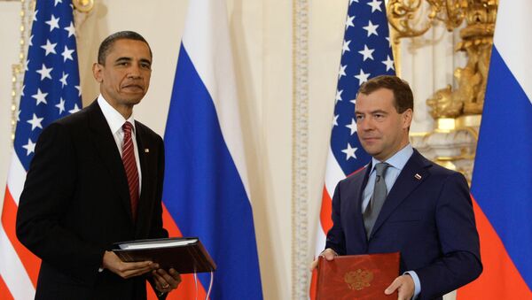 Russian President Dmitry Medvedev and US President Barack Obama prepare to sign the New START Treaty in Prague on April 8, 2010. - Sputnik International