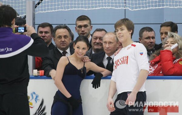 Vladimir Putin tries his hand at curling - Sputnik International