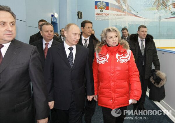 Vladimir Putin tries his hand at curling - Sputnik International