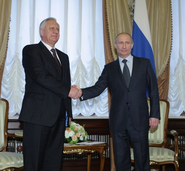 Vladimir Putin and Mikhail Myasnikovich - Sputnik International