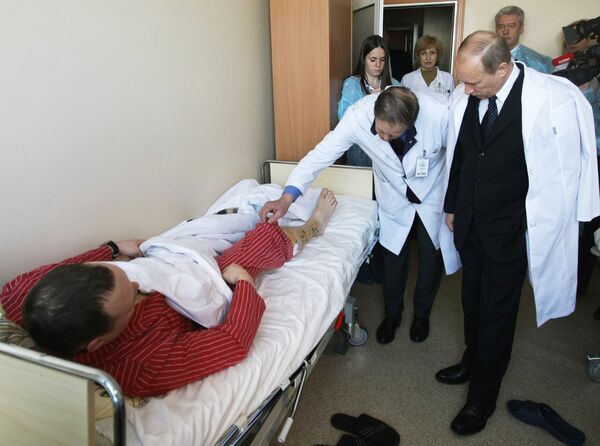 Medvedev, Putin visit airport blast victims in hospitals - Sputnik International